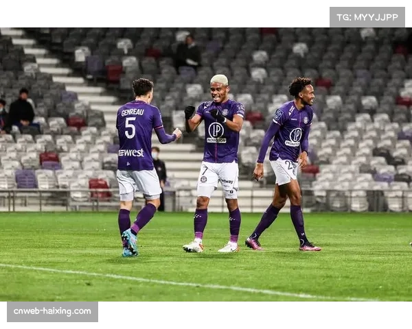 法甲巴黎圣日耳曼vs南特半场：新援中卫阿泰德防守表现稳健